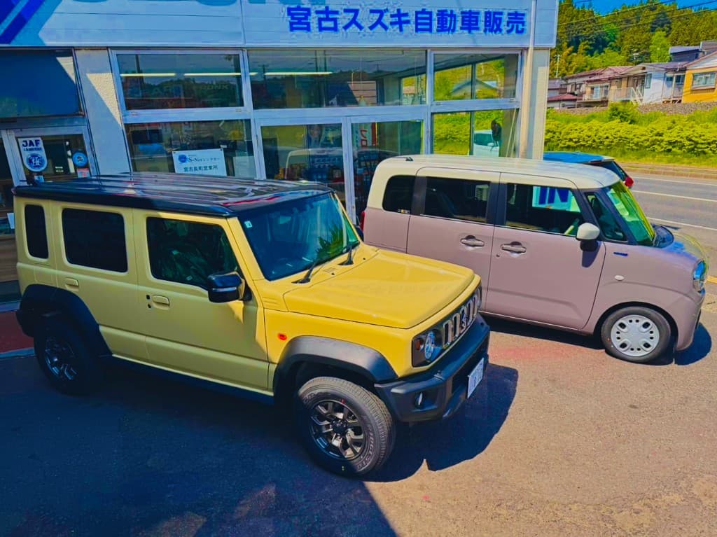 宮古スズキ自動車販売の店舗前に展示されている新車